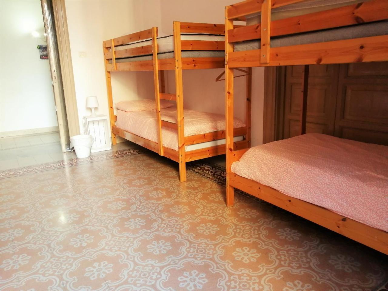 Jonathan Hostel & Guesthouse Palermo Esterno foto