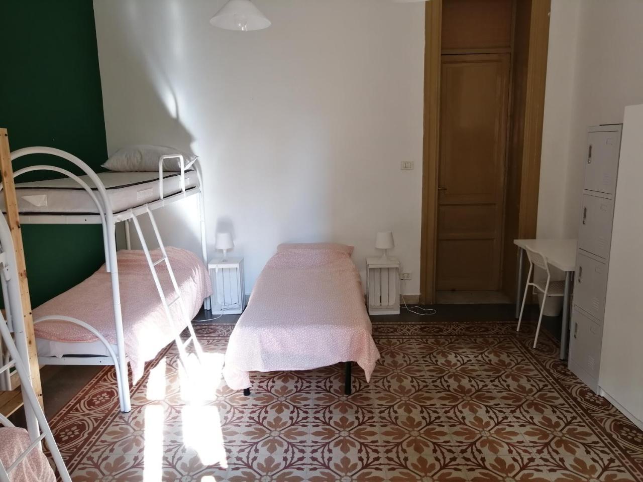 Jonathan Hostel & Guesthouse Palermo Esterno foto
